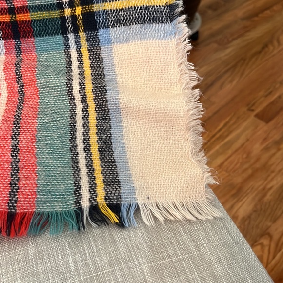 Very soft plaid blanket scarf - Picture 3 of 3